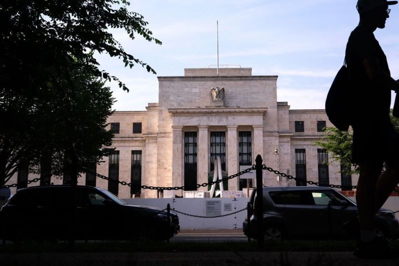 Federal Reserve Holds Off Rate Cuts Amid Global Easing Trend